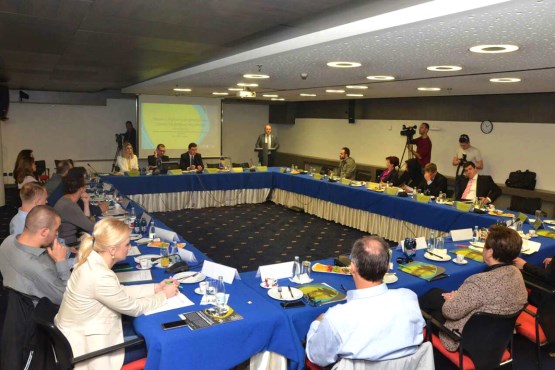 Članovi Parlamentarne skupštine BiH sudjelovali na Okruglom stolu o inicijativi bh. gospodarstvenika za plaćanje PDV – a po naplaćenim računima